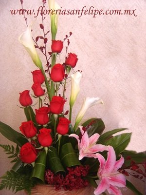 Arreglo De 12 Rosas y Alcatraces
