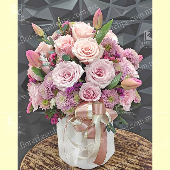 AN80 - Arreglo Floral Con 50 Rosas y tulipanes