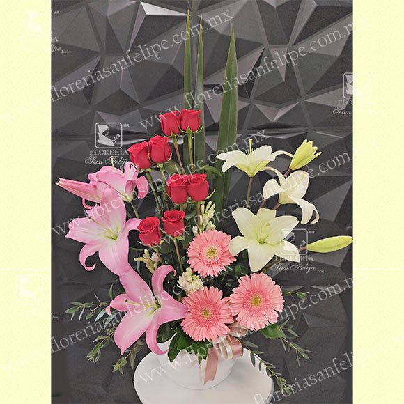 AN81 - Arreglo Con Rosas, Gerberas y Lilis