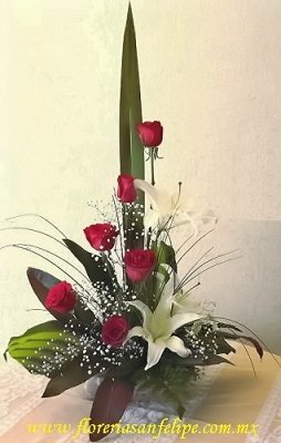 Arreglo con 6 Rosas Rojas y Lilis